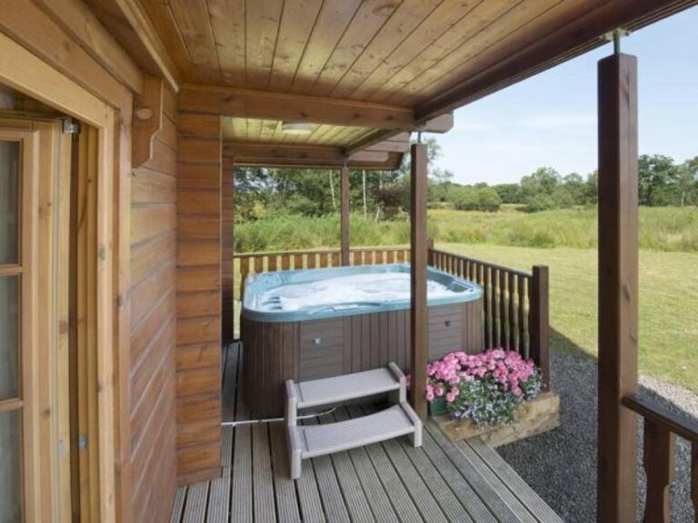 Benview Lodges with hot tub in Loch Lomond