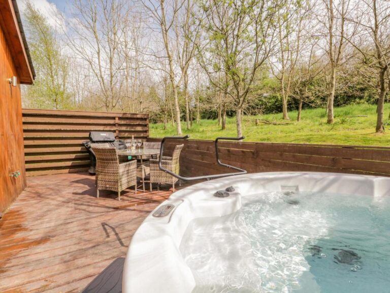 Cartmel Lodge with hot tub in lake district