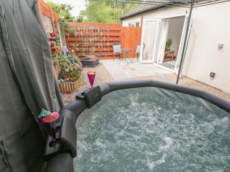 Farrier's Lodge with hot tub in North England