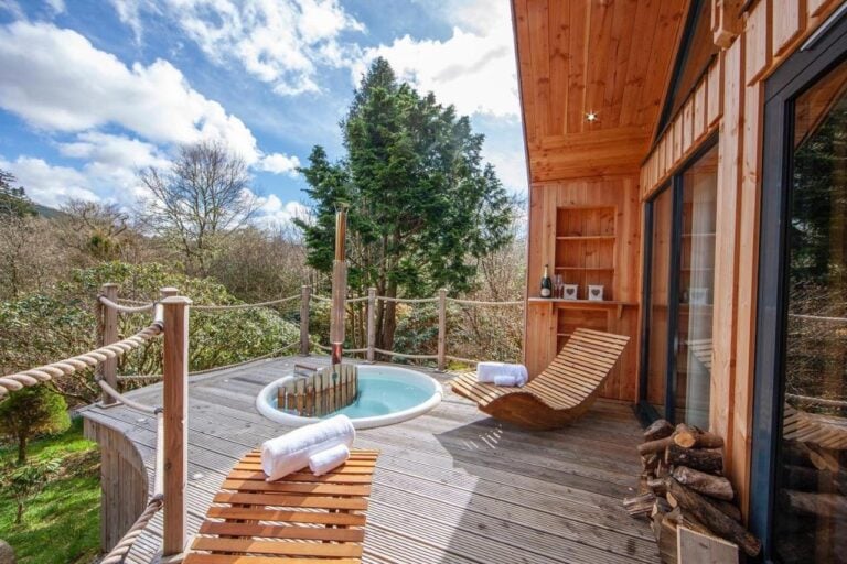 Keepers Holiday Cottages with hot tub in glasgow