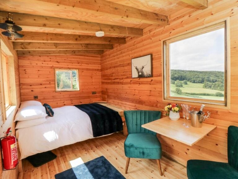 Shepherd's Hut with a hot tub in north england 2