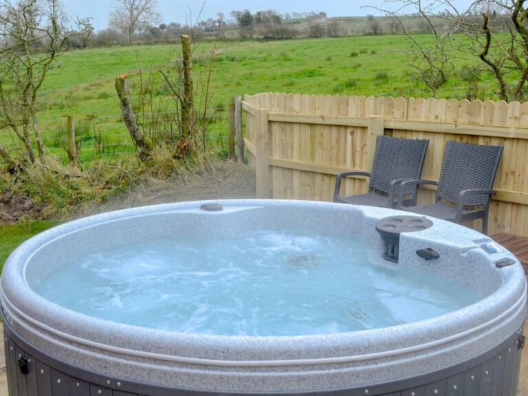 Skylark Lodge with hot tub in cumbria