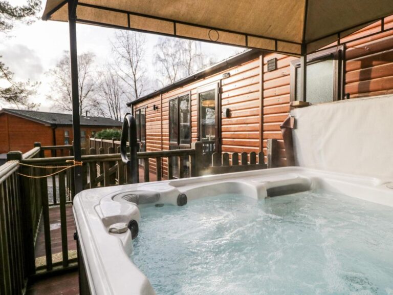Woodpecker Lodge with hot tub in lake district 2