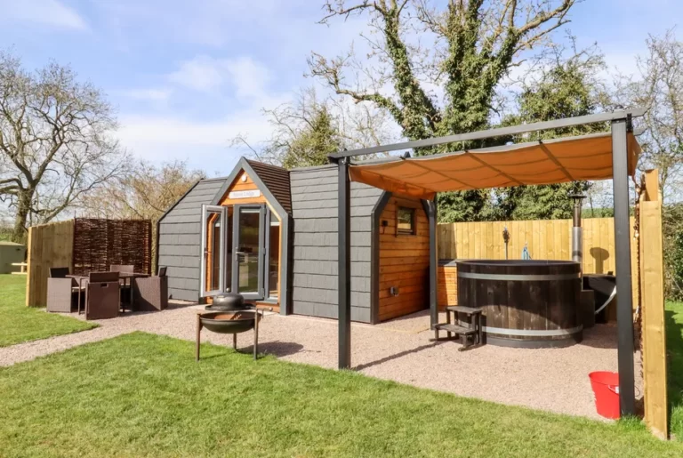 Acorn Lodge with hot tub in cotswolds 55
