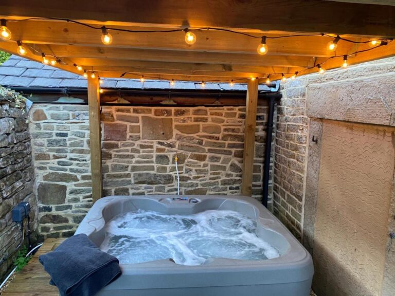 Basin Cottage with hot tub in peak district