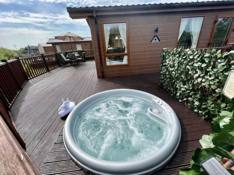 Buttercup With Hot Tub in Scarborough