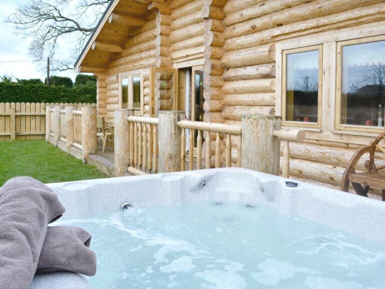 Fir Tree Lodge with hot tub in north wales