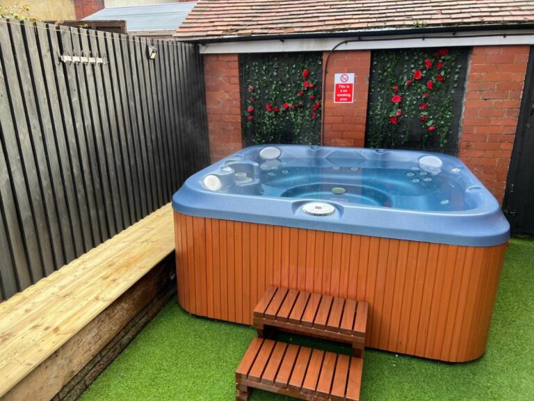 Friends House, Hot Tub, Sleeps 8 in north west england