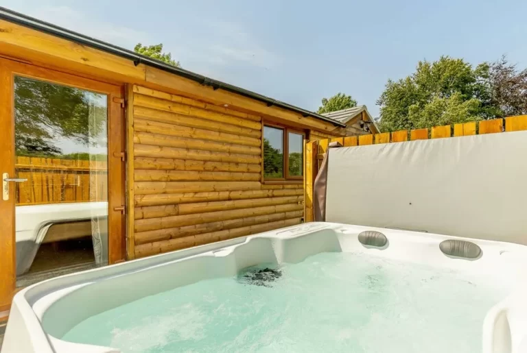 Log Cabin with hot tub in derbyshire 4