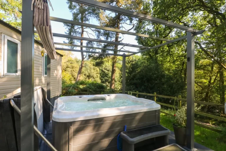 Rubys Retreat with hot tub in peak district 2