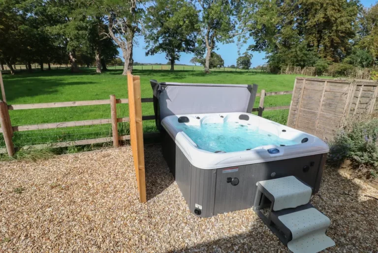 South Lodge - Longford Hall Farm Holiday Cottages with hot tub in derbyshire