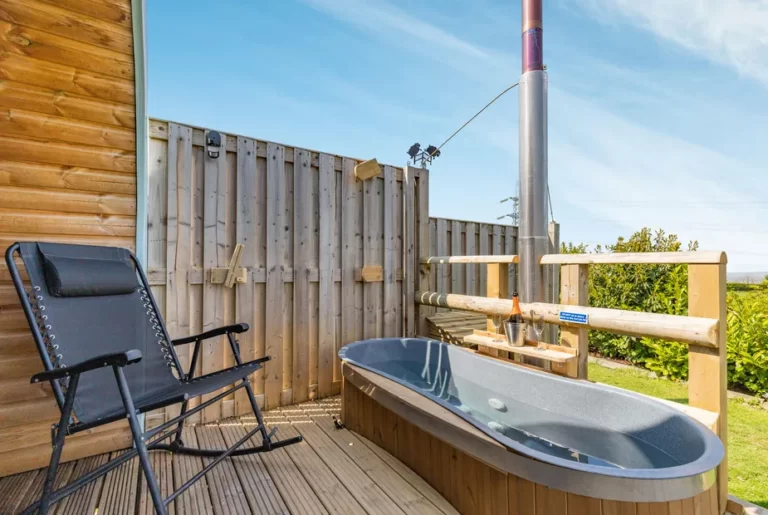 2 Two Hoots with hot tub in cheshire