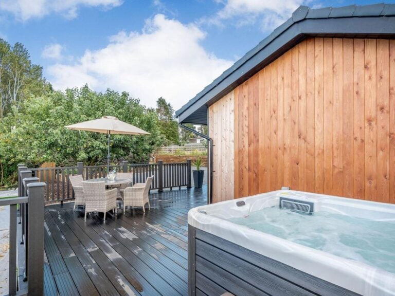 Appletree Lodge with hot tub in ayrshire