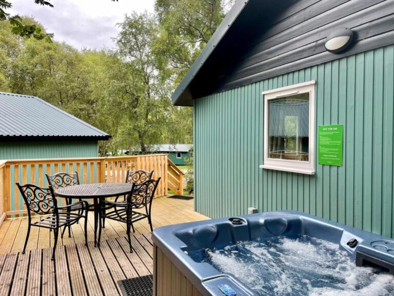 Bracken Lodge 8 with Hot Tub in loch ness