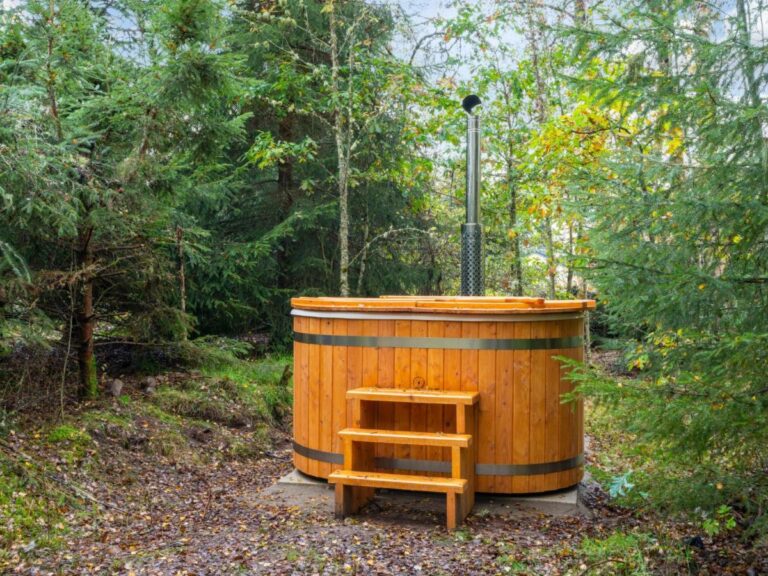 Chalet Kerrow House B with hot tub in loch ness