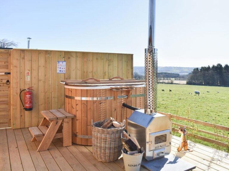 Fox Lodge with hot tub in north east england