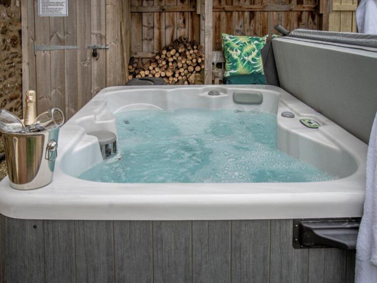 Hall Farm Cottage with hot tub in north east england 3