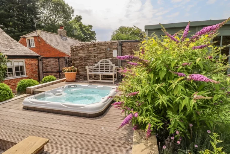 Jolls Cottage with hot tub in lincolnshire