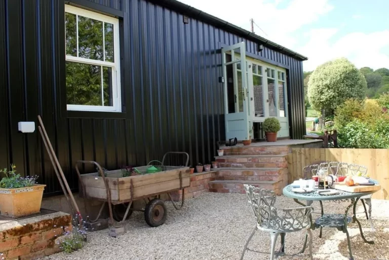 The Tin Barn with hot tub in forest of dean 77