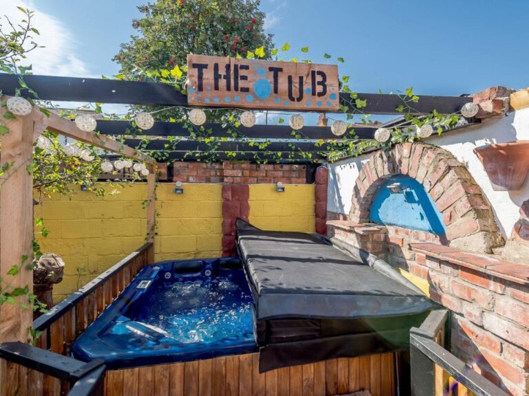 Tufty's Place-UK31419 with hot tub in lincolnshire