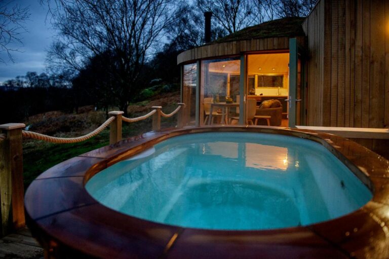 roundhouse with hot tub treehouse in scotland 5
